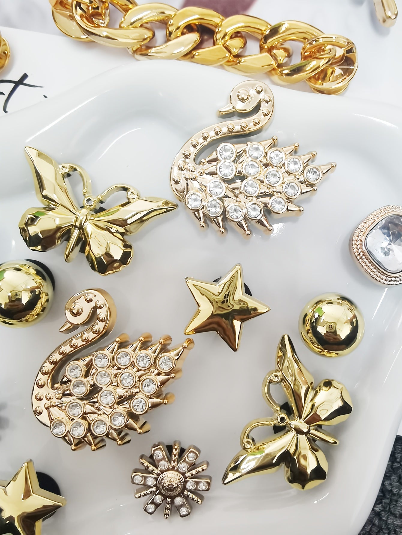 Ensemble de 16 breloques de chaussures élégantes de couleur dorée avec strass