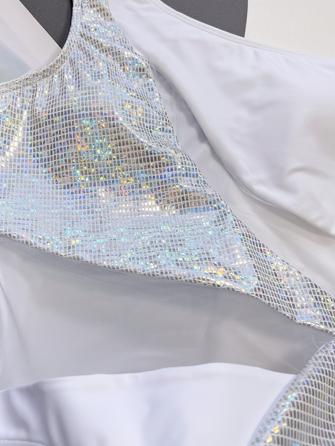 Maillot de bain une pièce à sequins brillants, asymétrique, avec une épaule dénudée