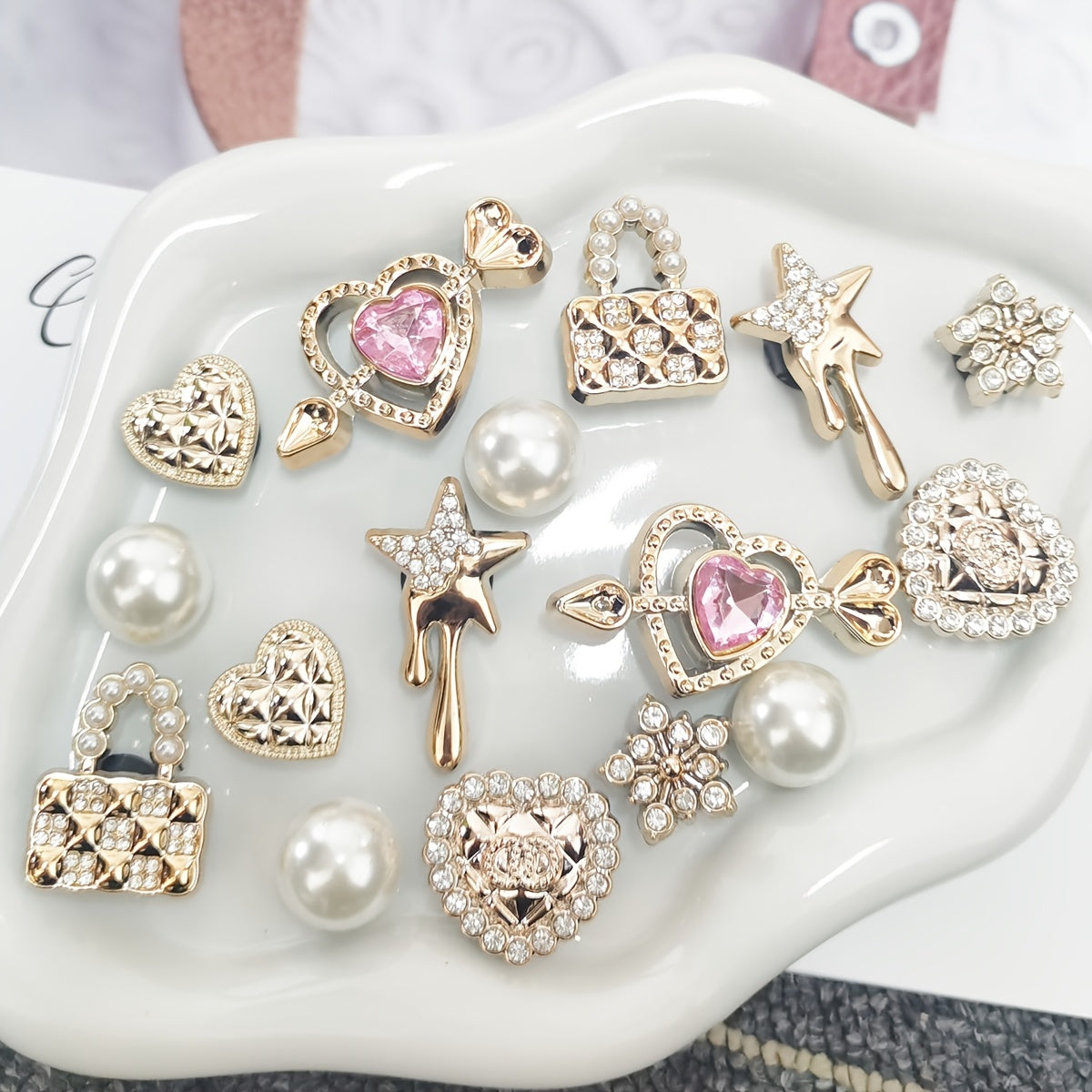 Ensemble de 16 breloques de chaussures élégantes de couleur dorée avec strass