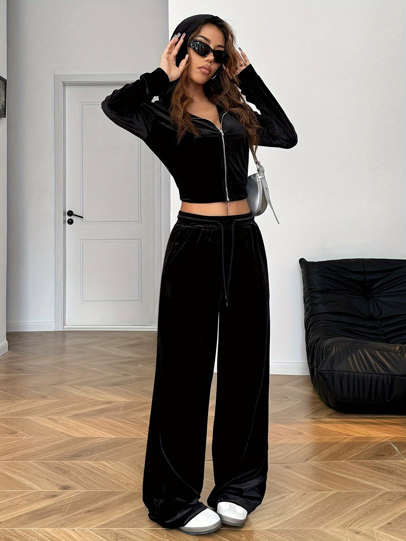 Ensemble décontracté printemps/été pour femme : haut à capuche zippé noir orné de strass et pantalon à poches.