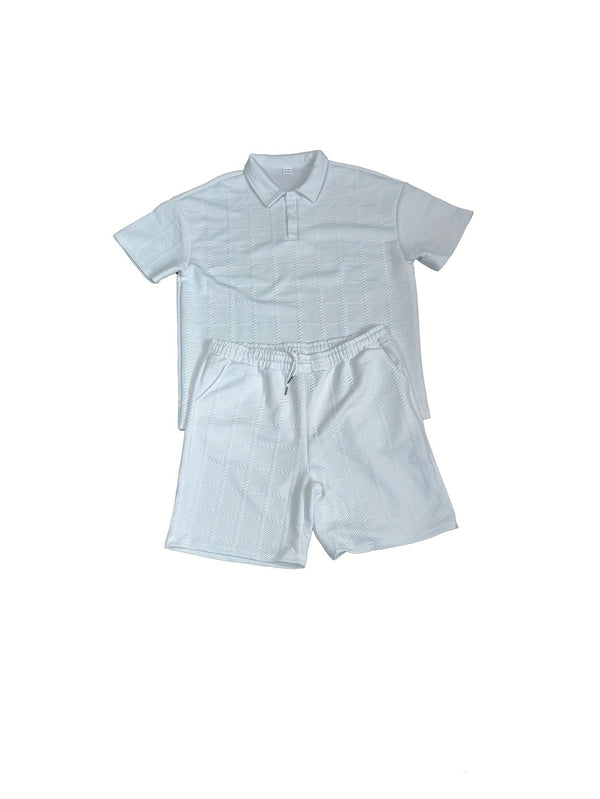 Ensemble haut et bas de sport pour hommes, en tissu blanc avec motif texturé et short à taille élastique.
