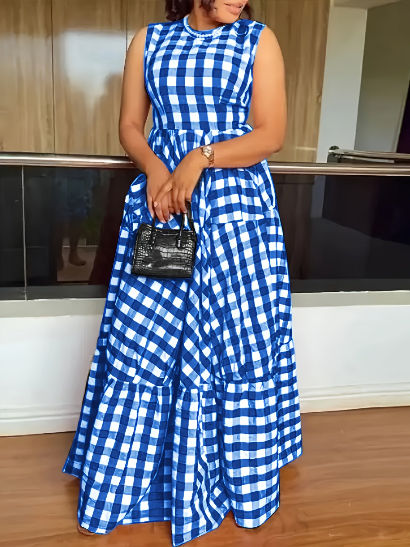 Découvrez l'élégance intemporelle avec cette robe d'été à carreaux