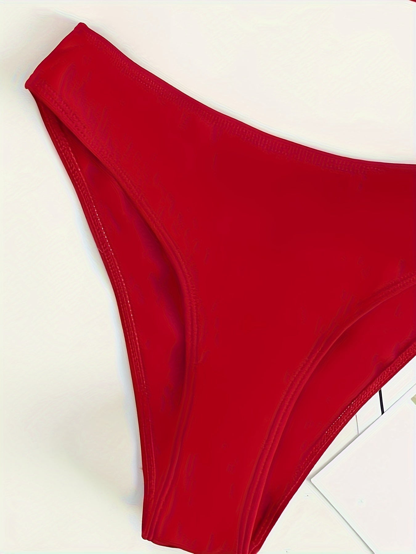 Ensemble bikini rouge élégant avec détail « V » doré