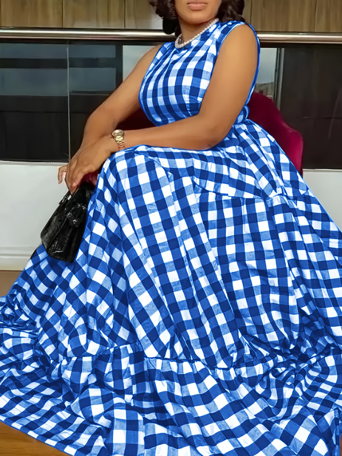 Découvrez l'élégance intemporelle avec cette robe d'été à carreaux