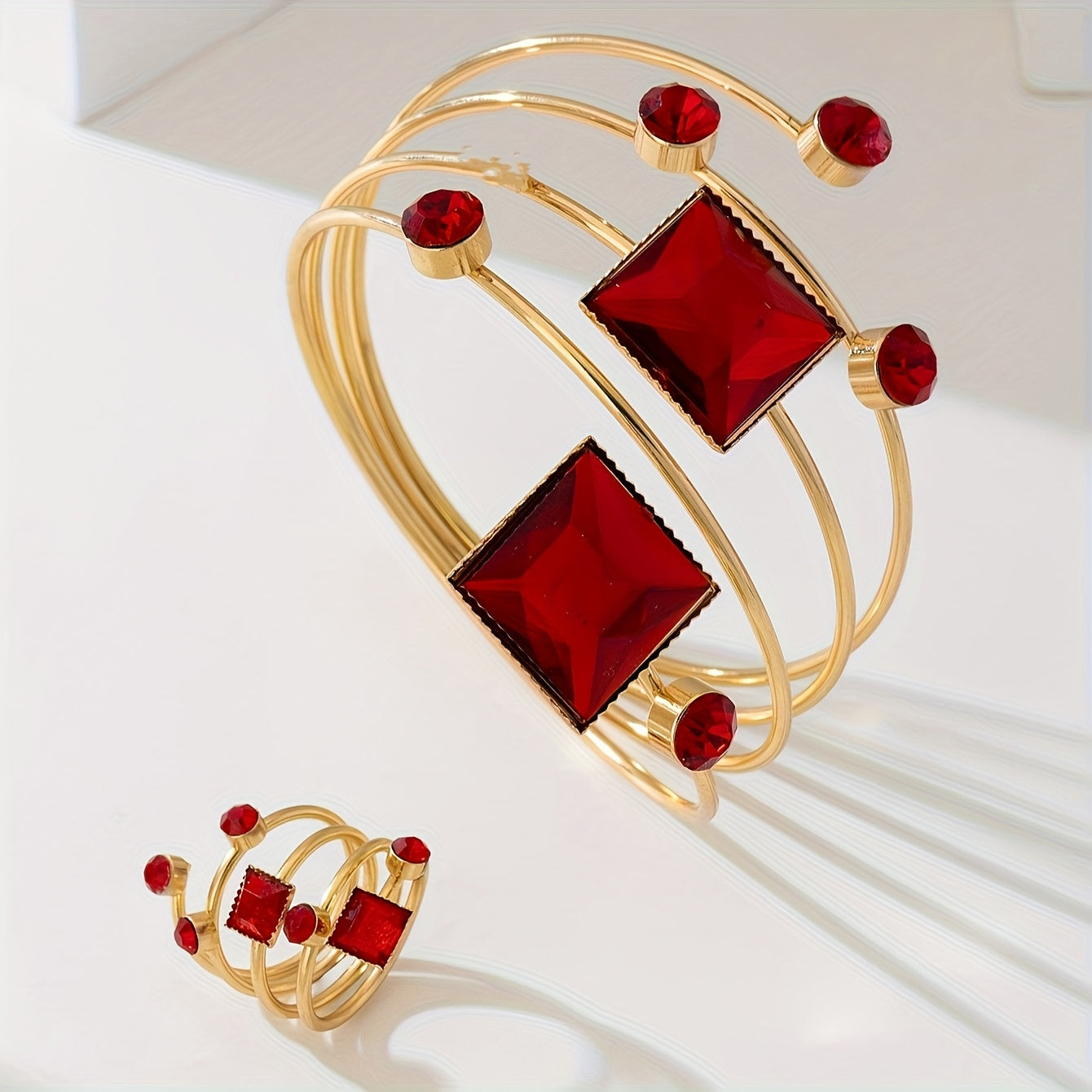 Un ensemble de bracelets et de bagues élégants et raffinés pour femmes