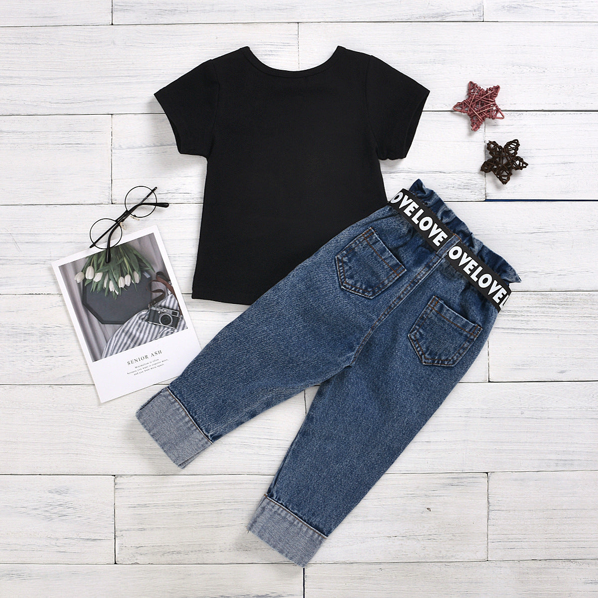 Ensemble T-shirt noir à imprimé lettres, pantalon en jean déchiré à boutons et ceinture